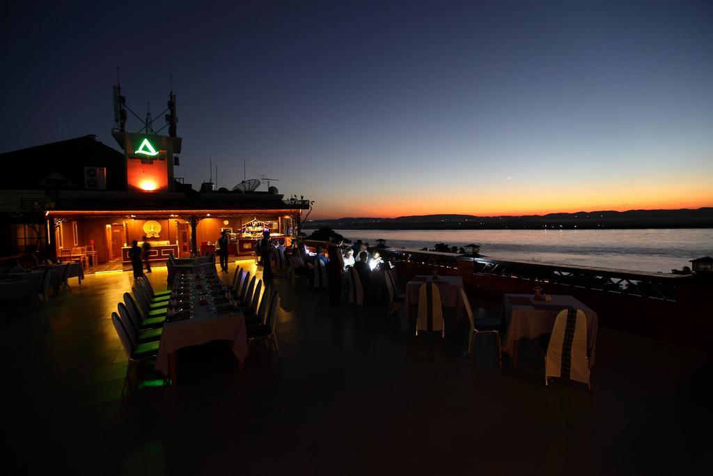 Ayarwaddy River View Hotel Mandalay Bagian luar foto